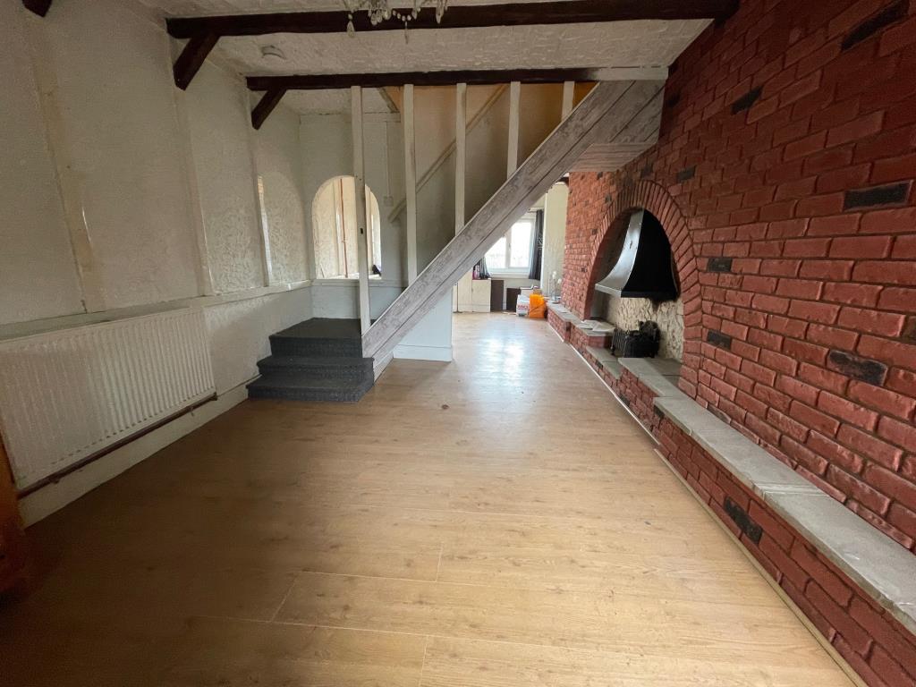 Lot: 20 - MID-TERRACE HOUSE FOR IMPROVEMENT - Through living room 2